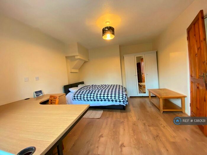 4 Bedroom Semi-Detached House To Rent In Southway, Guildford, GU2