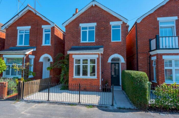 3 Bedroom Detached House To Rent In Windsor Road, Farnborough, GU14