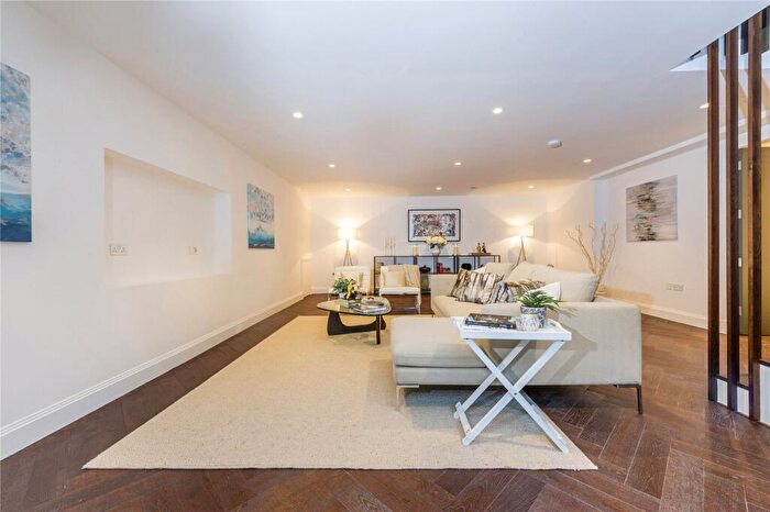 4 Bedroom Mews To Rent In Camden Mews, Camden, NW1