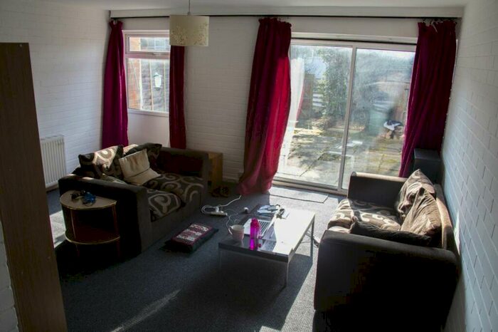 2 Bedroom House To Rent In Weoley Park Road, B29