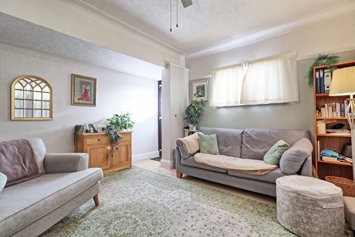 1 Bedroom Flat For Sale In Leighton Avenue, Leigh-On-Sea, SS9