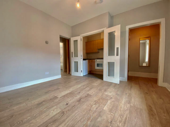 1 Bedroom Flat To Rent In Patriothall, Stockbridge, Edinburgh, EH3