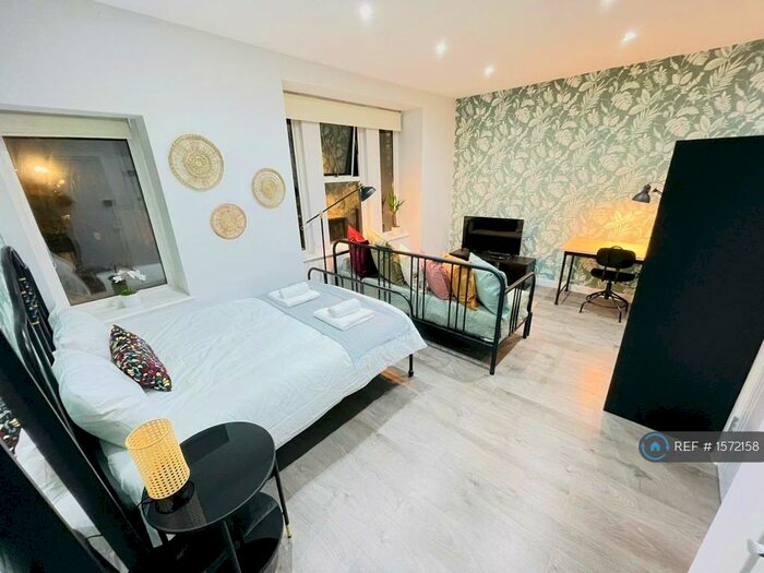 Studio To Rent In Hawkwood Mount, London, E5