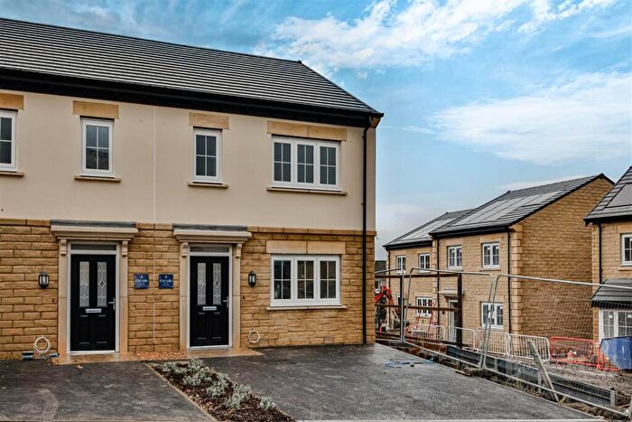 3 Bedroom Semi Detached House For Sale In Meadow View Close, Worsthorne, Burnley, BB10