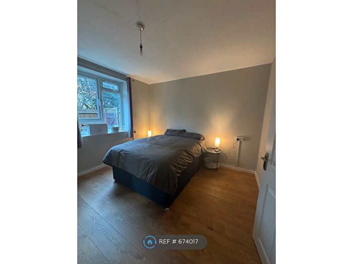 3 Bedroom Flat To Rent In Tudor Court, London, N1