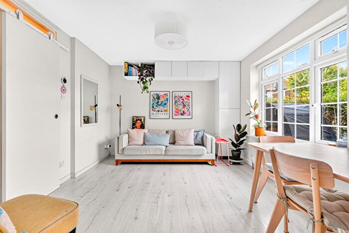 1 Bedroom Flat For Sale In Avenue Road, Acton, W3