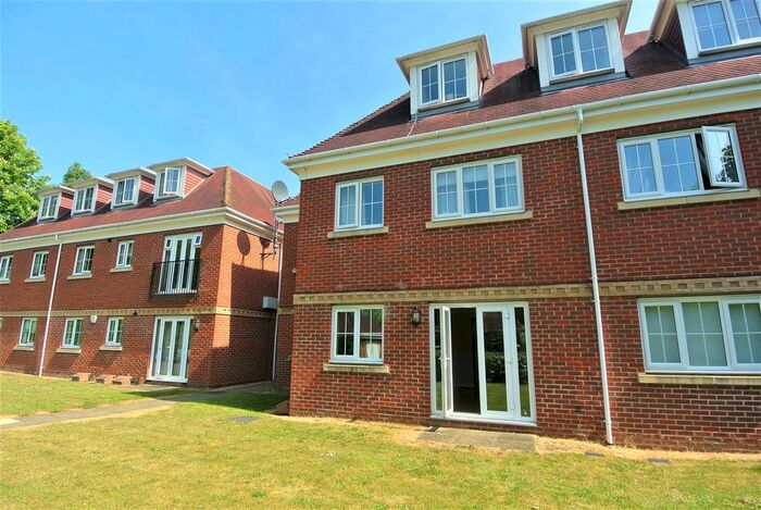 2 Bedroom Flat To Rent In Woburn Hill, Addlestone, KT15