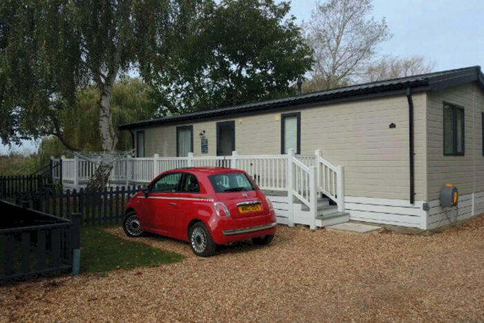 2 Bedroom Park Home For Sale In Bedford Bank, Wisbech, PE14