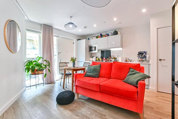 1 Bedroom Flat For Sale In Louis Close, Holloway, London, N7