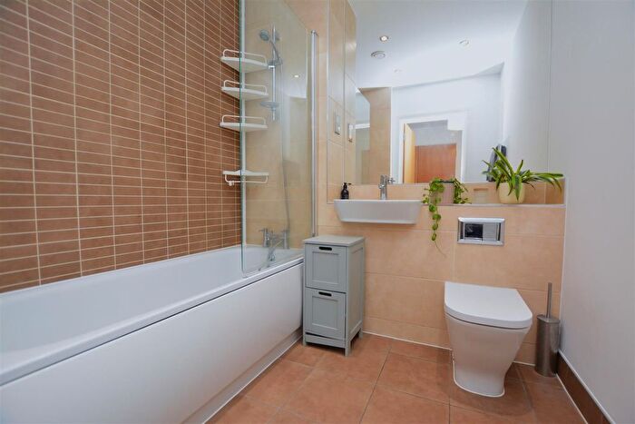1 Bedroom Flat For Sale In Prince Georges Road, Colliers Wood, SW19