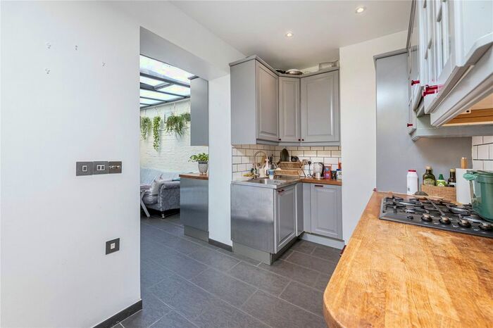 2 Bedroom Flat To Rent In Caxton Road, London W12