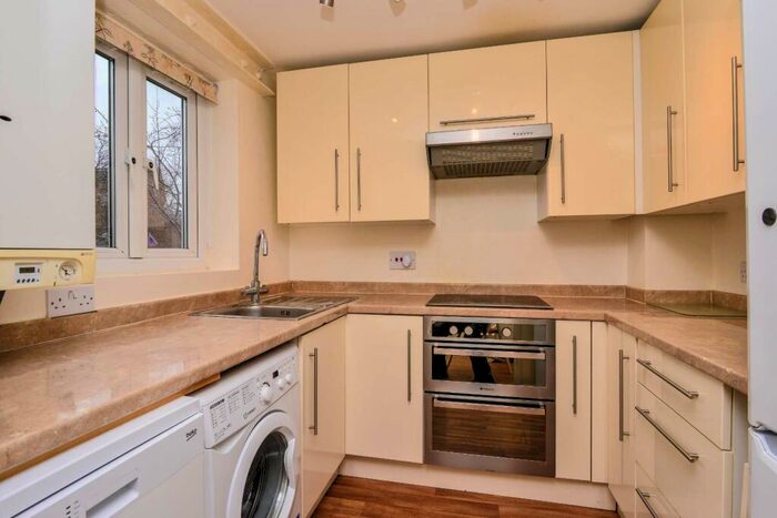 2 Bedroom Terraced House To Rent In Caledonian Wharf, Isle Of Dogs, London, E14