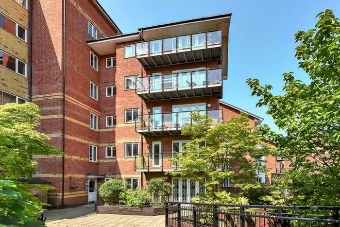 2 Bedroom Flat To Rent In Capital Point, Temple Place, Reading, Berkshire, RG1