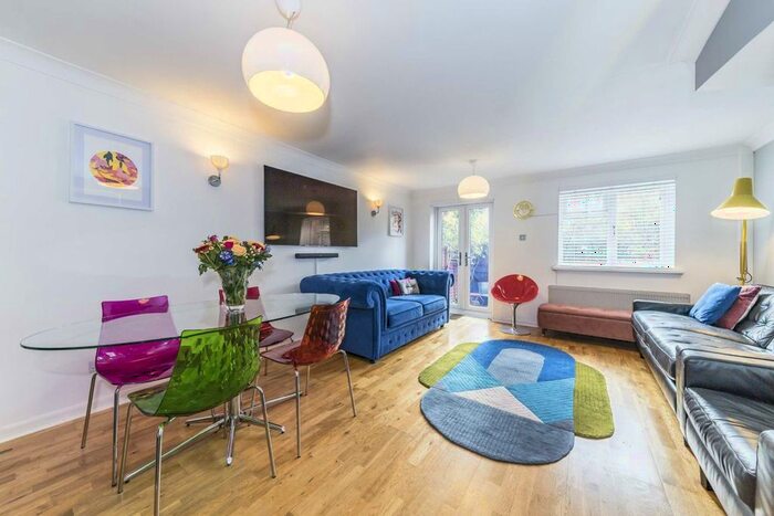 3 Bedroom Property To Rent In Park Lane, Richmond, TW9