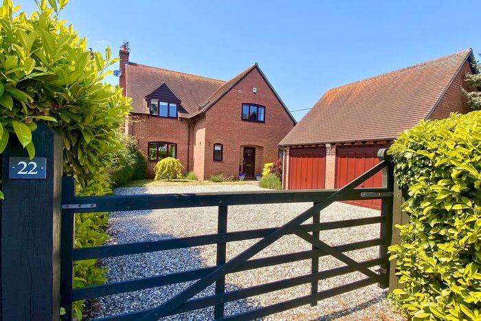 4 Bedroom Detached House For Sale In Clifden Road, Worminghall, Buckinghamshire, HP18