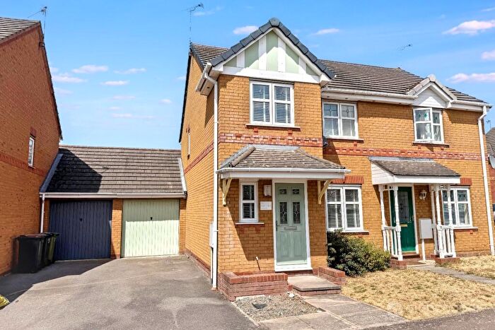 3 Bedroom Semi-Detached House For Sale In Packwood Close, Maple Park, Nuneaton, CV11