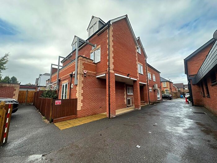 2 Bedroom Flat To Rent In High Street, Crowthorne, RG45