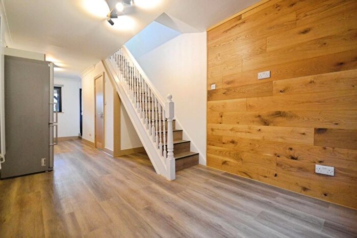 2 Bedroom Flat To Rent In Compton Close, Reading, RG6