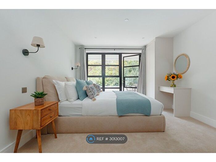 2 Bedroom Flat To Rent In Shore Walk, Bournemouth, BH4