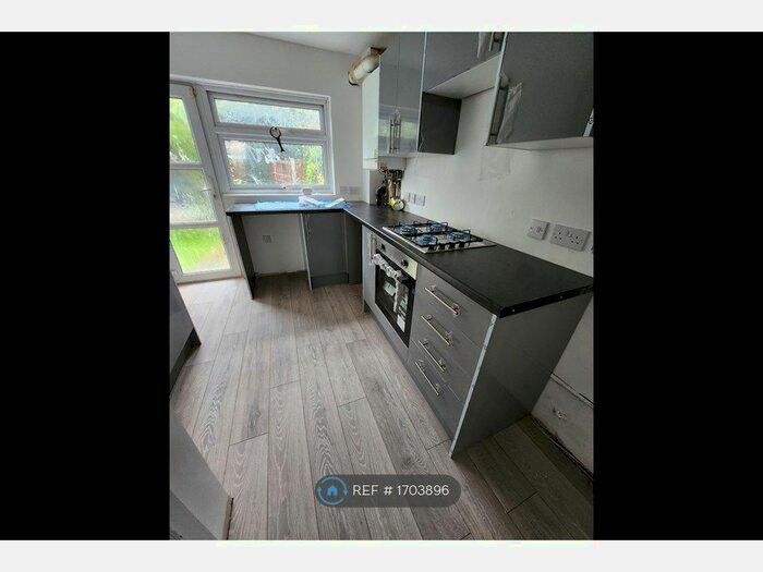 3 Bedroom Semi-Detached House To Rent In Fauna Close, Romford, RM6