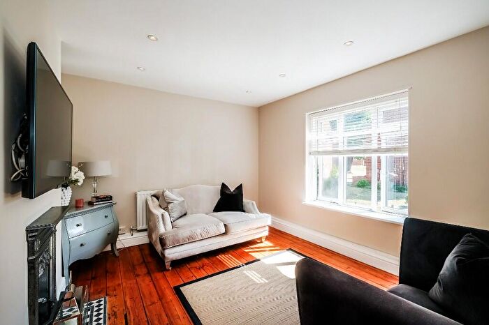 1 Bedroom Flat To Rent In Rivenhall Gardens, London, E18