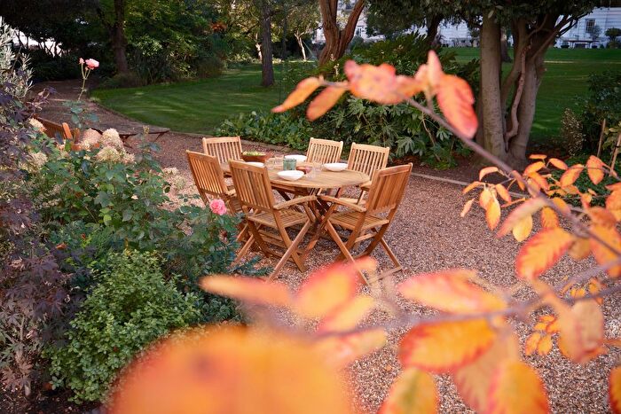 3 Bedroom Flat To Rent In Ladbroke Gardens, London, W11