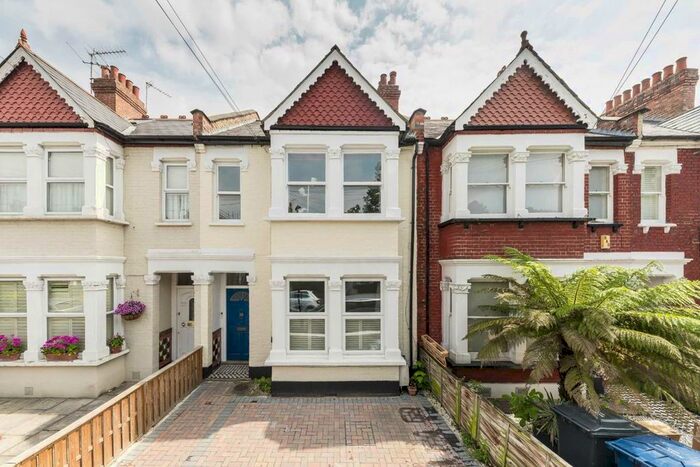 3 Bedroom Flat To Rent In Maldon Road, London, W3