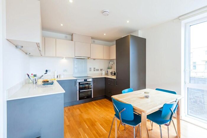 2 Bedroom Flat To Rent In White Horse Lane, Stepney, London, E1