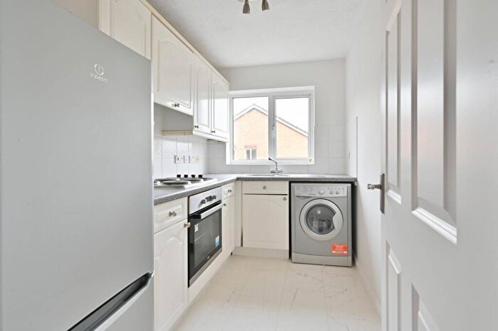 2 Bedroom Flat For Sale In Kingfisher Drive, Hemel Hempstead, HP3