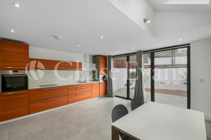 2 Bedroom Flat To Rent In Mayflower Road, Stockwell, SW9