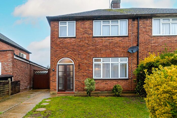 3 Bedroom Semi-Detached House For Sale In Kenford Close, Watford, WD25