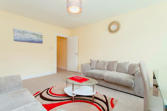 2 Bedroom Flat To Rent In High Road, Seven Sisters, N15