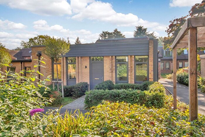 2 Bedroom Flat For Sale In North Ash Road, New Ash Green, Kent, DA3