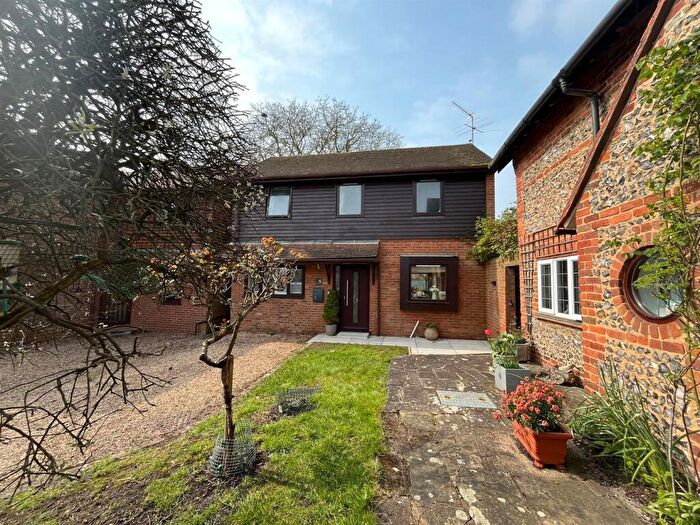 3 Bedroom Detached House For Sale In Oak Tree Road, Marlow, SL7
