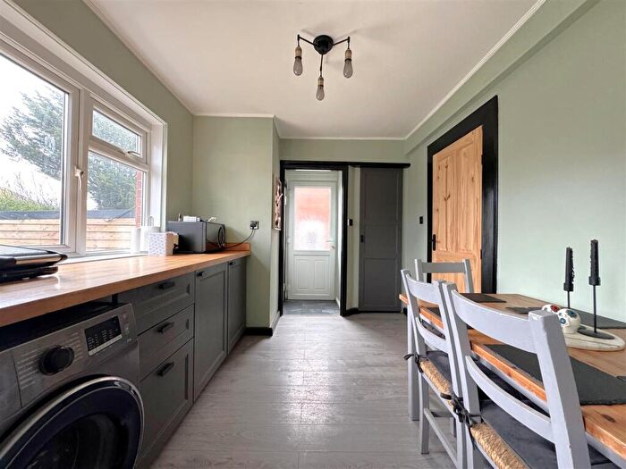 3 Bedroom Semi-Detached House For Sale In Shirecroft Road, Weymouth, DT4 - Photo 4