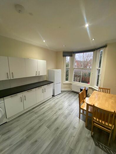 3 Bedroom Flat To Rent In Blenheim Gardens, London, NW2