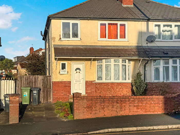 3 Bedroom Semi Detached House For Sale In Stourbridge Road, Dudley, West Midlands, DY1