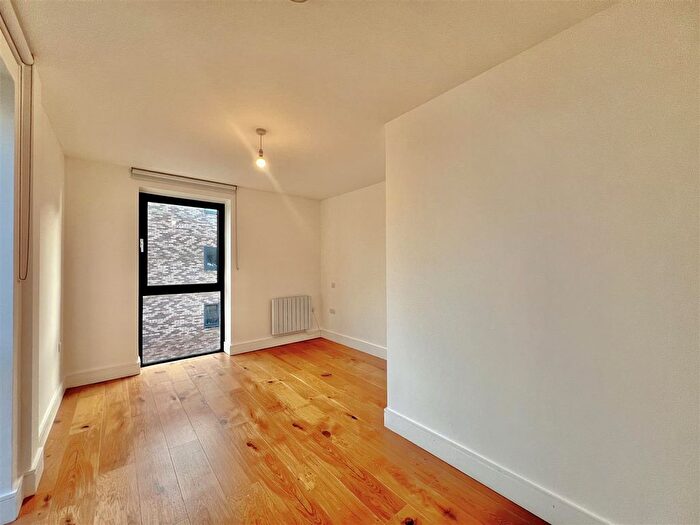 2 Bedroom Flat To Rent In Meadow House, Staines Road, Hounslow, TW4