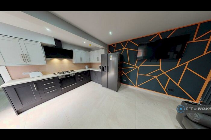 5 Bedroom Semi-Detached House To Rent In Charter Avenue, Coventry, CV4