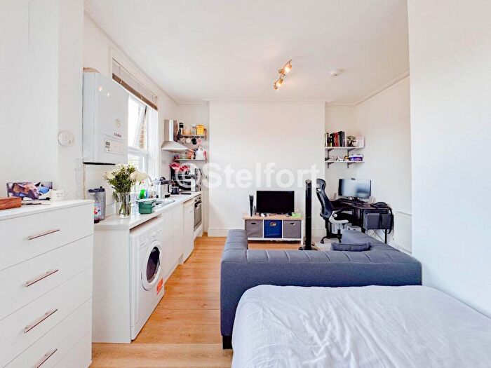 Flat To Rent In Hornsey Road, London, N19