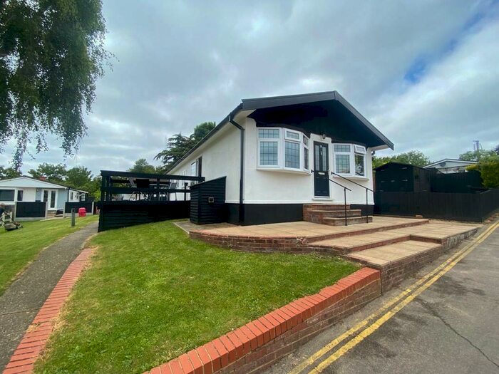2 Bedroom Mobile Home For Sale In The Owl, Lippitts Hill, IG10