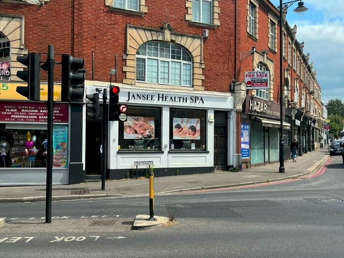 2 Bedroom Flat To Rent In The Parade, Beynon Road, Carshalton, SM5