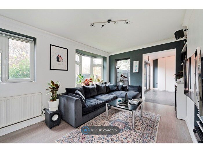 3 Bedroom Flat To Rent In Spencer Park, London, SW18