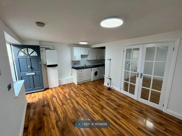 1 Bedroom Flat To Rent In Parrock Street, Gravesend, DA12