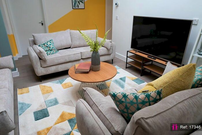 5 Bedroom Terraced House To Rent In Dickenson Road, Longsight, Manchester M13