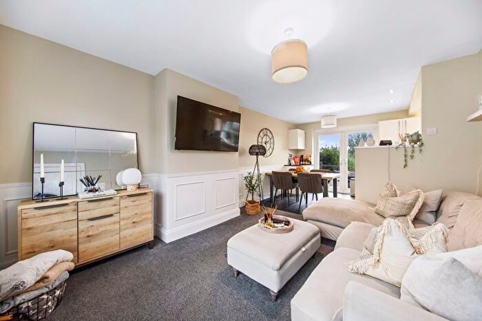 3 Bedroom Semi-Detached House For Sale In Hallowes Drive, Dronfield, S18