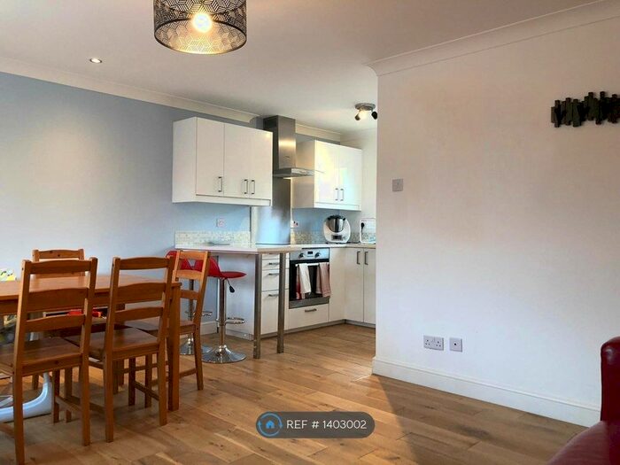 2 Bedroom Flat To Rent In Hamilton Close, London, SE16