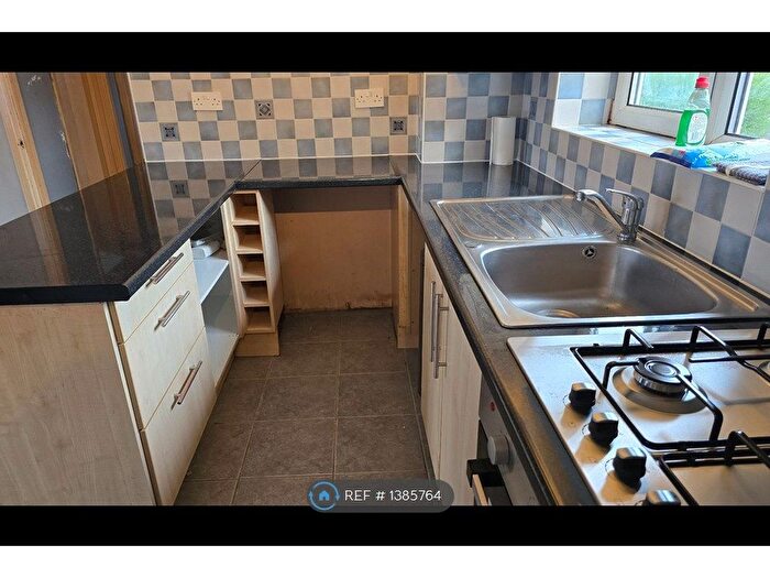 2 Bedroom Flat To Rent In Lowedges, Sheffield, S8
