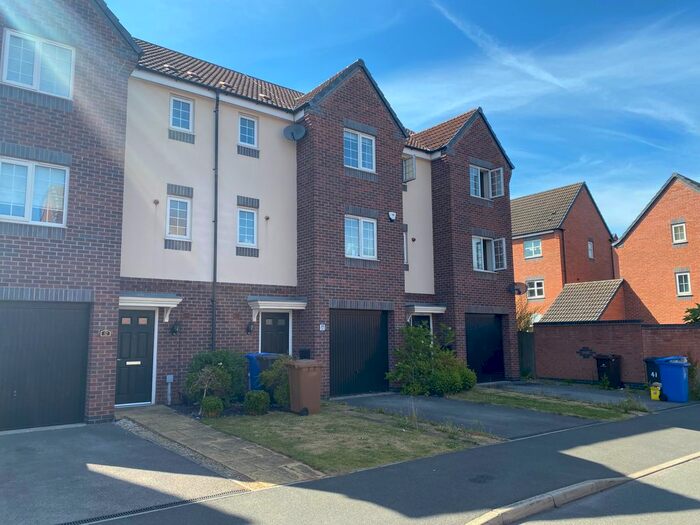 4 Bedroom Town House To Rent In Girton Way, Mickleover, Derby, DE3