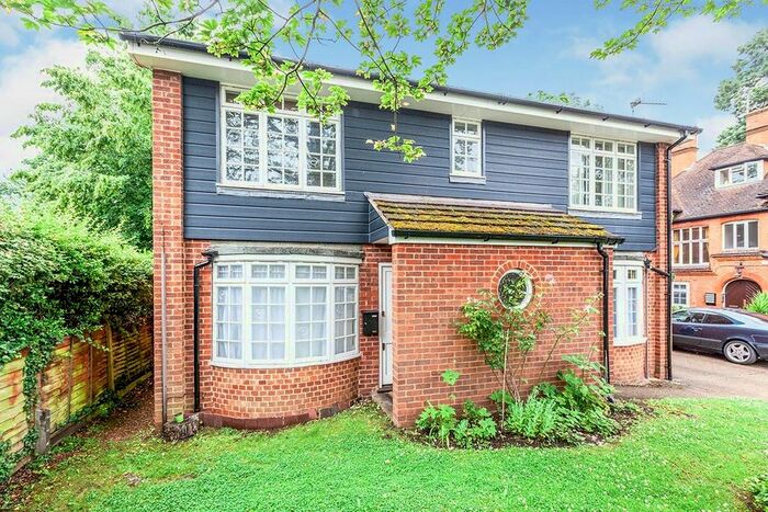 1 Bedroom Flat To Rent In Middle Hill, Egham, Surrey, TW20